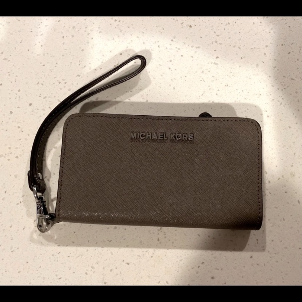 Michael Kors Jet set travel tech wallet
